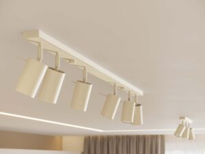 Miniaturka 11 - Plafon sześciopunktowy biały w aranżacji wnętrza z cylindrycznymi reflektorami