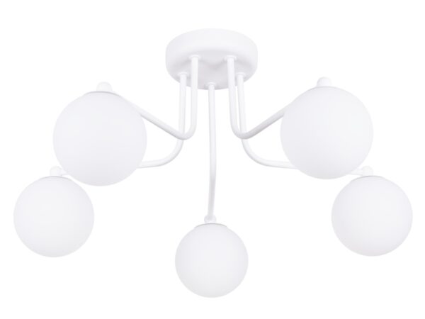 Lampa sufitowa pięcioramienna biała z kulistymi kloszami na białym tle