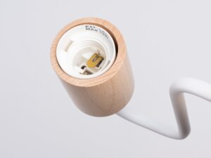 Miniaturka 5 - Wnętrze drewnianej oprawki kinkietu z gniazdem E27 zbliżenie