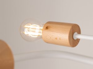 Miniaturka 4 - Detal drewnianej oprawki lampy sufitowej ze świecącą żarówką filamentową