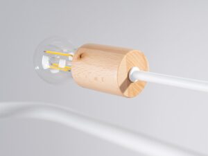 Miniaturka 4 - Drewniana oprawka lampy sufitowej z żarówką filamentową zbliżenie