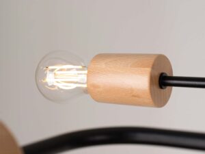 Miniaturka 3 - Detal drewnianej oprawki lampy sufitowej ze świecącą żarówką LED