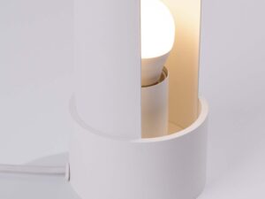 Miniaturka 7 - Lampka nocna biała ze świecącą żarówką zbliżenie na klosz
