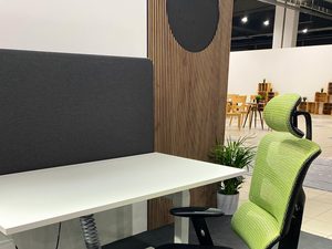 Miniaturka 2 - Zielony fotel biurowy ergonomiczny siatkowy przy biurku w aranżacji