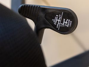 Miniaturka 3 - Fotel biurowy ergonomiczny detal dźwigni regulacji wysokości zbliżenie