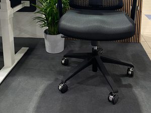 Miniaturka 7 - Fotel biurowy ergonomiczny szary siatkowy z zagłówkiem w aranżacji biura
