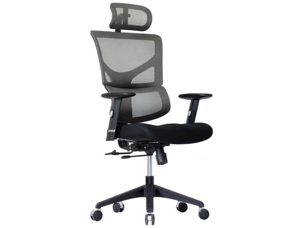 Šedá ergonomická síťovaná kancelářská židle s opěrkou hlavy, perspektiva