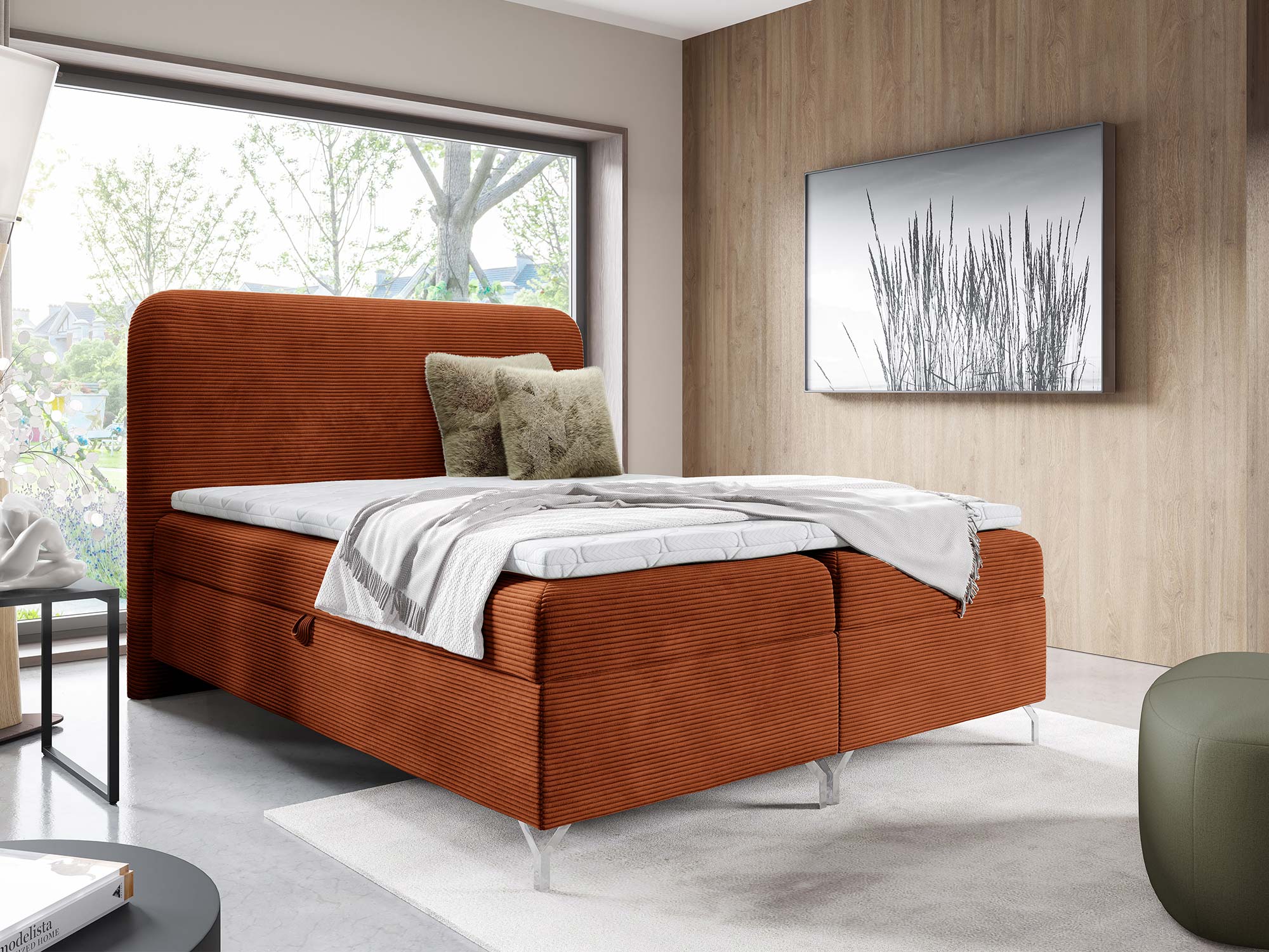 Rostbraunes Boxspringbett in geripptem Cord im Schlafzimmer-Arrangement Rostbraunes Boxspringbett in geripptem Cord im Schlafzimmer-Arrangement
