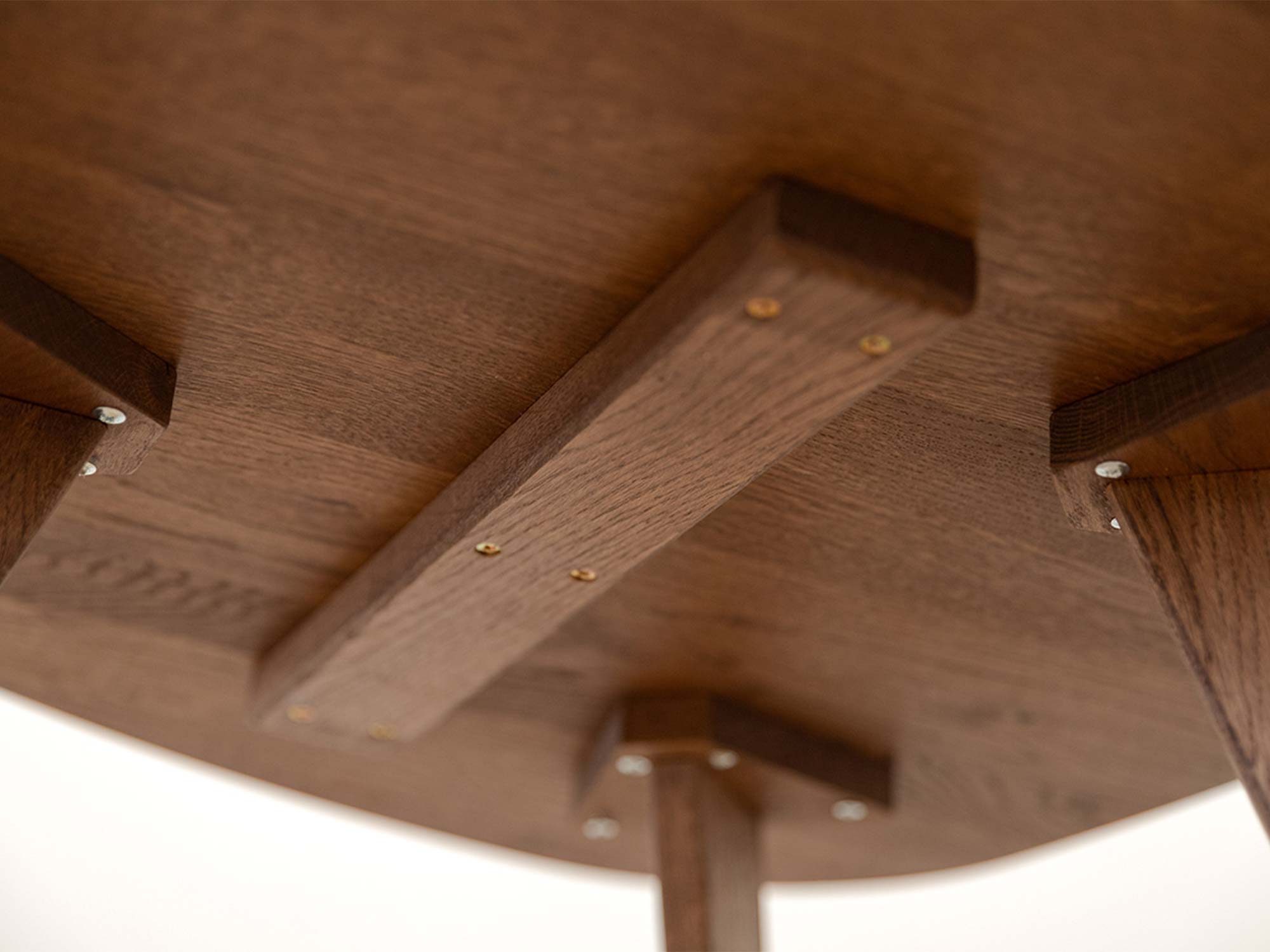 Spód stolika kawowego dębowego trójkątnego z widocznym mocowaniem nóg