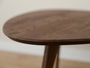 Miniaturka 2 - Zbliżenie na blat stolika kawowego dębowego usłojenie drewna