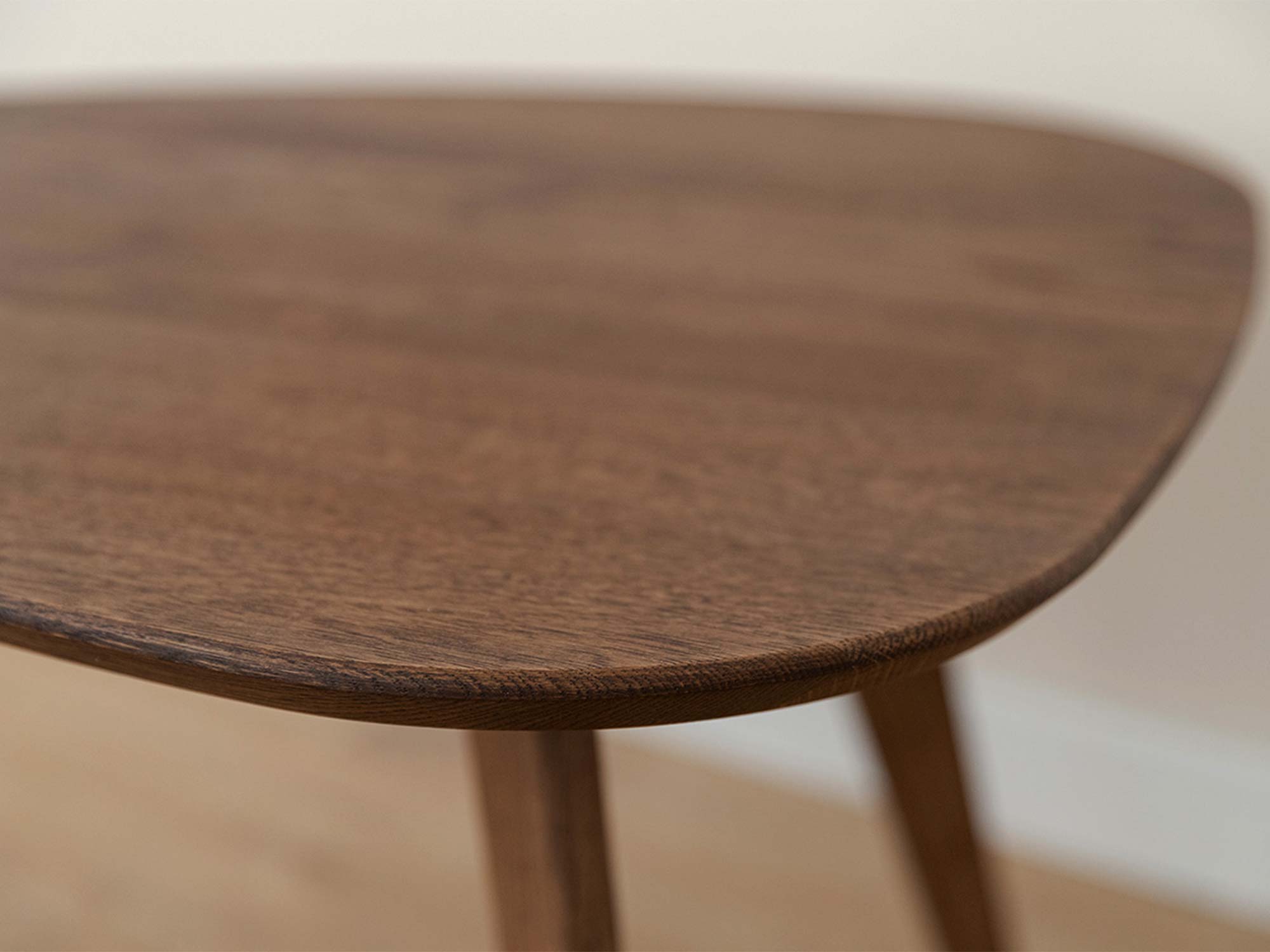 Zbliżenie na blat stolika dębowego trójkątnego usłojenie drewna