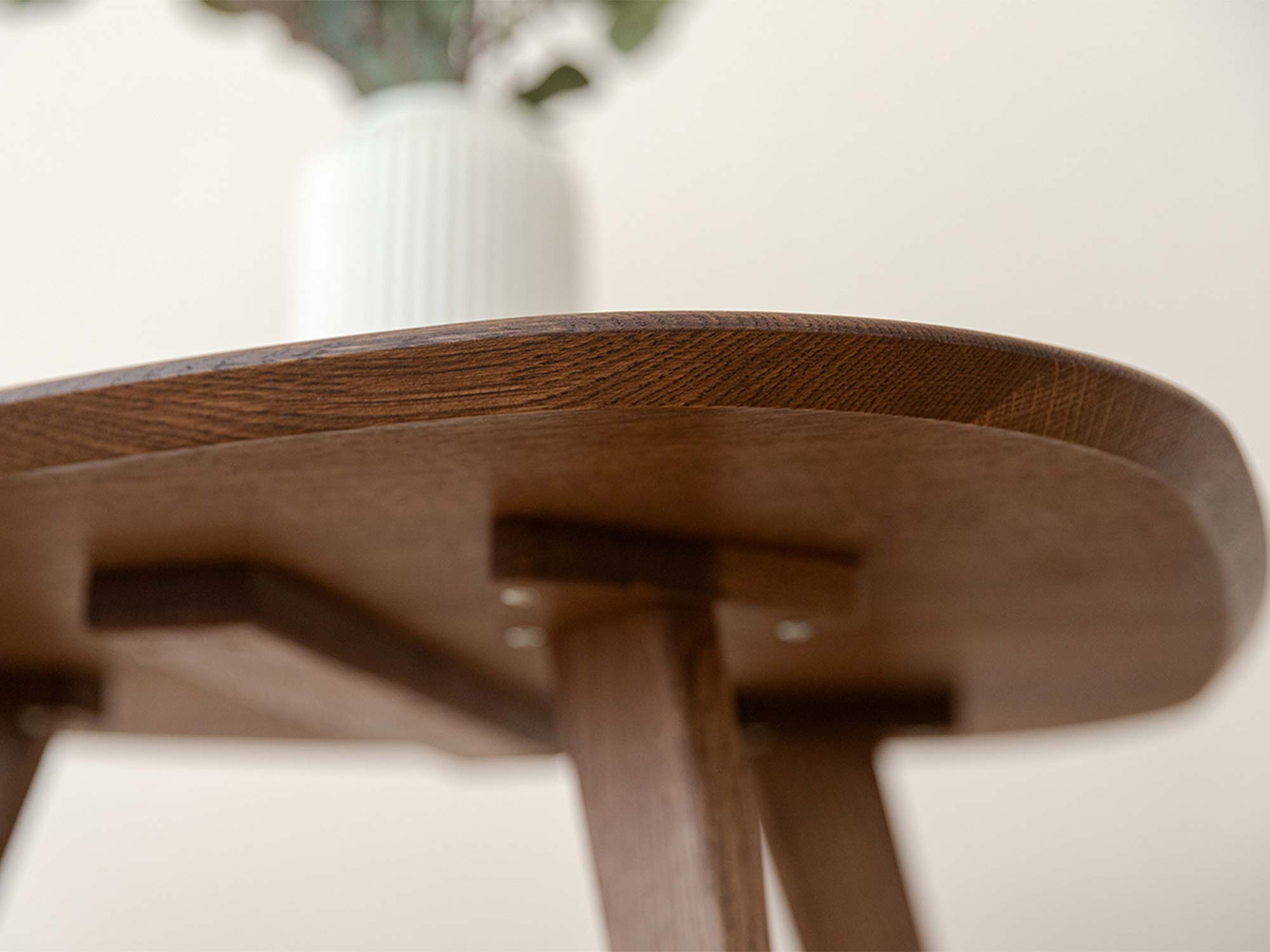 Detal konstrukcji spodu stolika dębowego trójkątnego zbliżenie