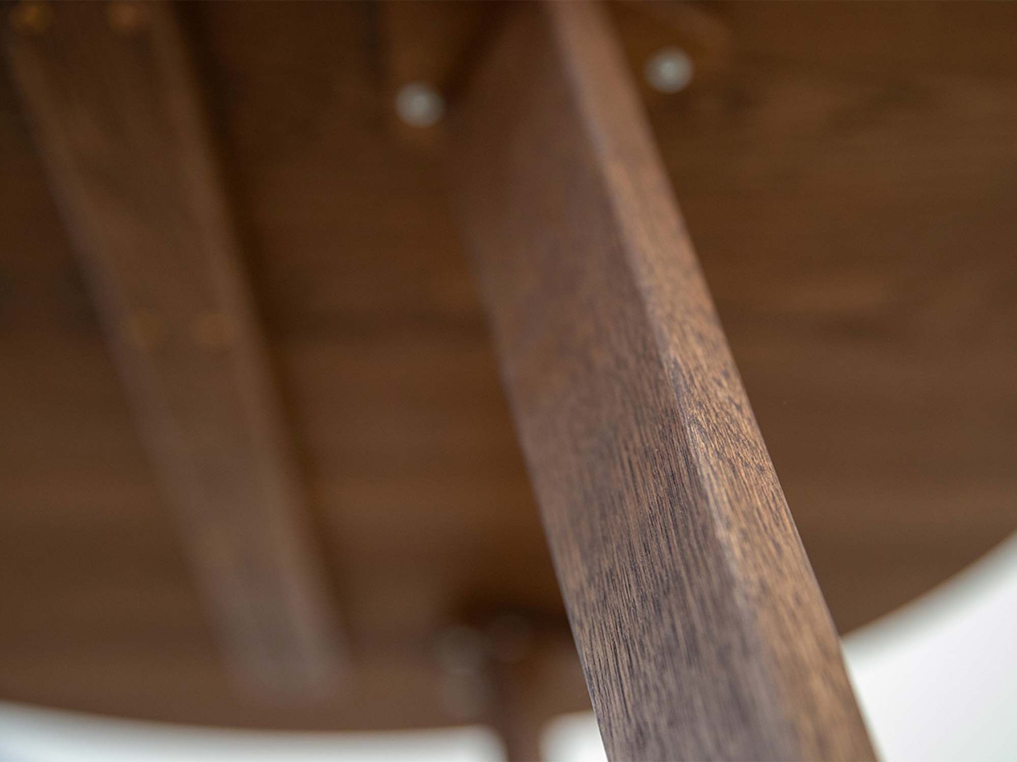 Detal nogi stolika kawowego dębowego zbliżenie na usłojenie