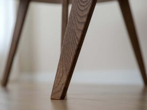 Miniaturka 12 - Detal nogi stolika kawowego dębowego zbliżenie na usłojenie