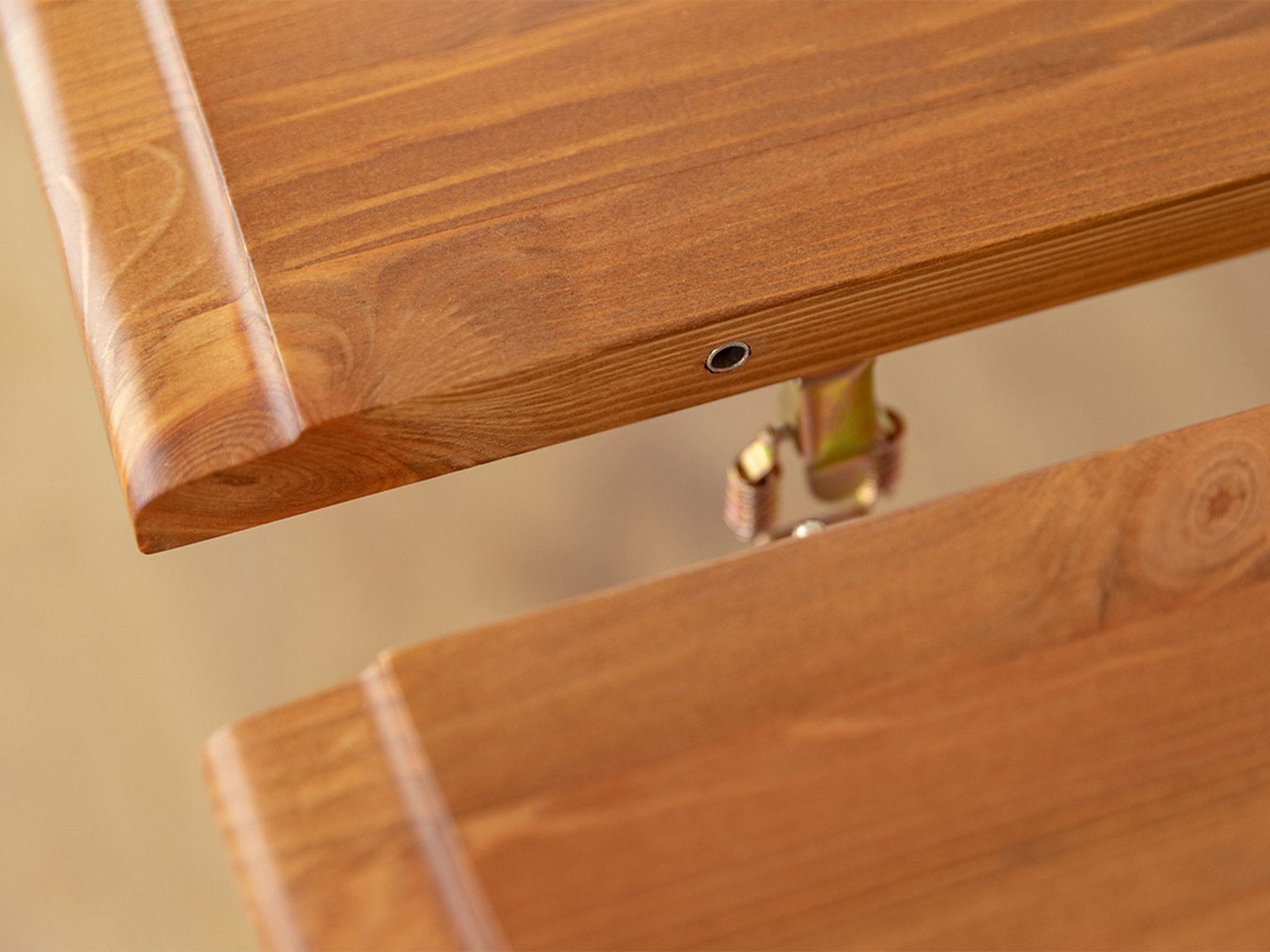 Detal mechanizmu blokady blatu dębowego stołu rozkładanego zbliżenie