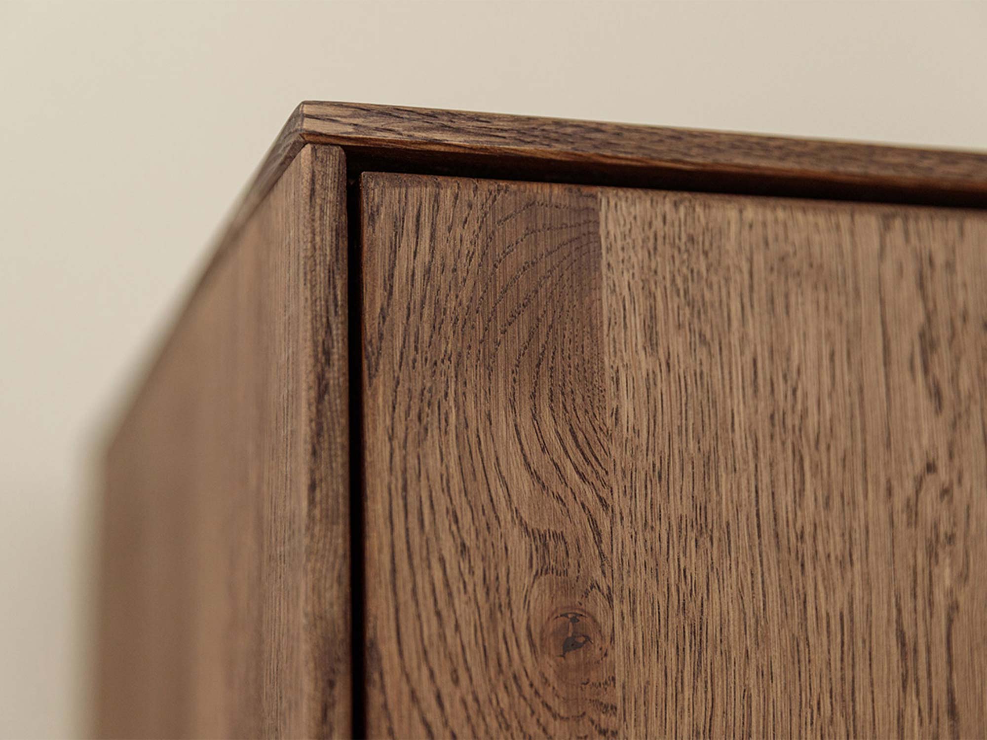 Detal narożnika górnej części półsłupka tabacco usłojenie drewna