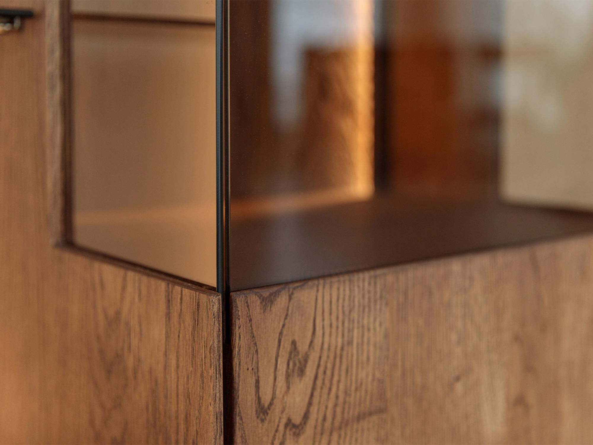 Detal dolnej szafki półsłupka tabacco z przeszkleniem zbliżenie