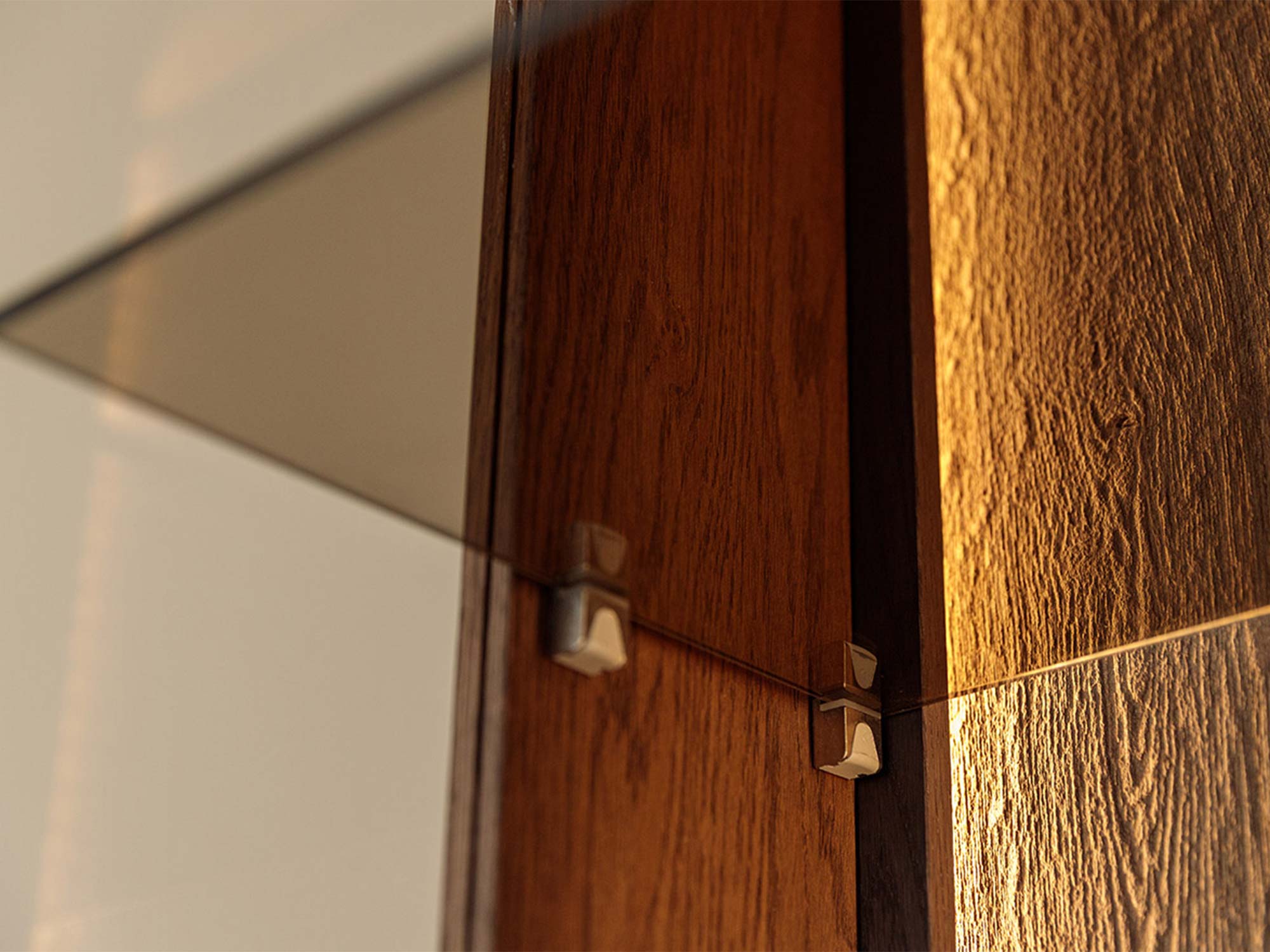 Detal mocowania szklanej półki półsłupka tabacco z podświetleniem