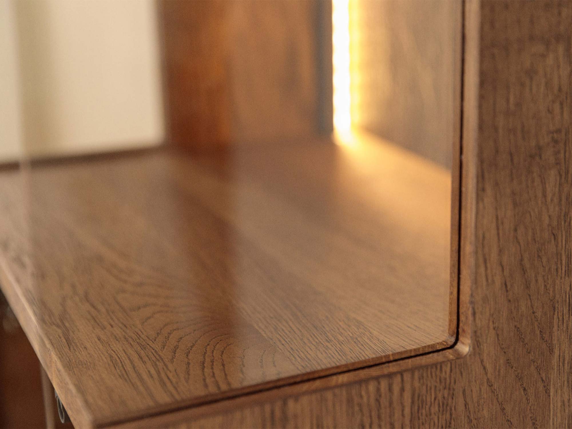 Wnętrze półsłupka tabacco półka drewniana z podświetleniem LED