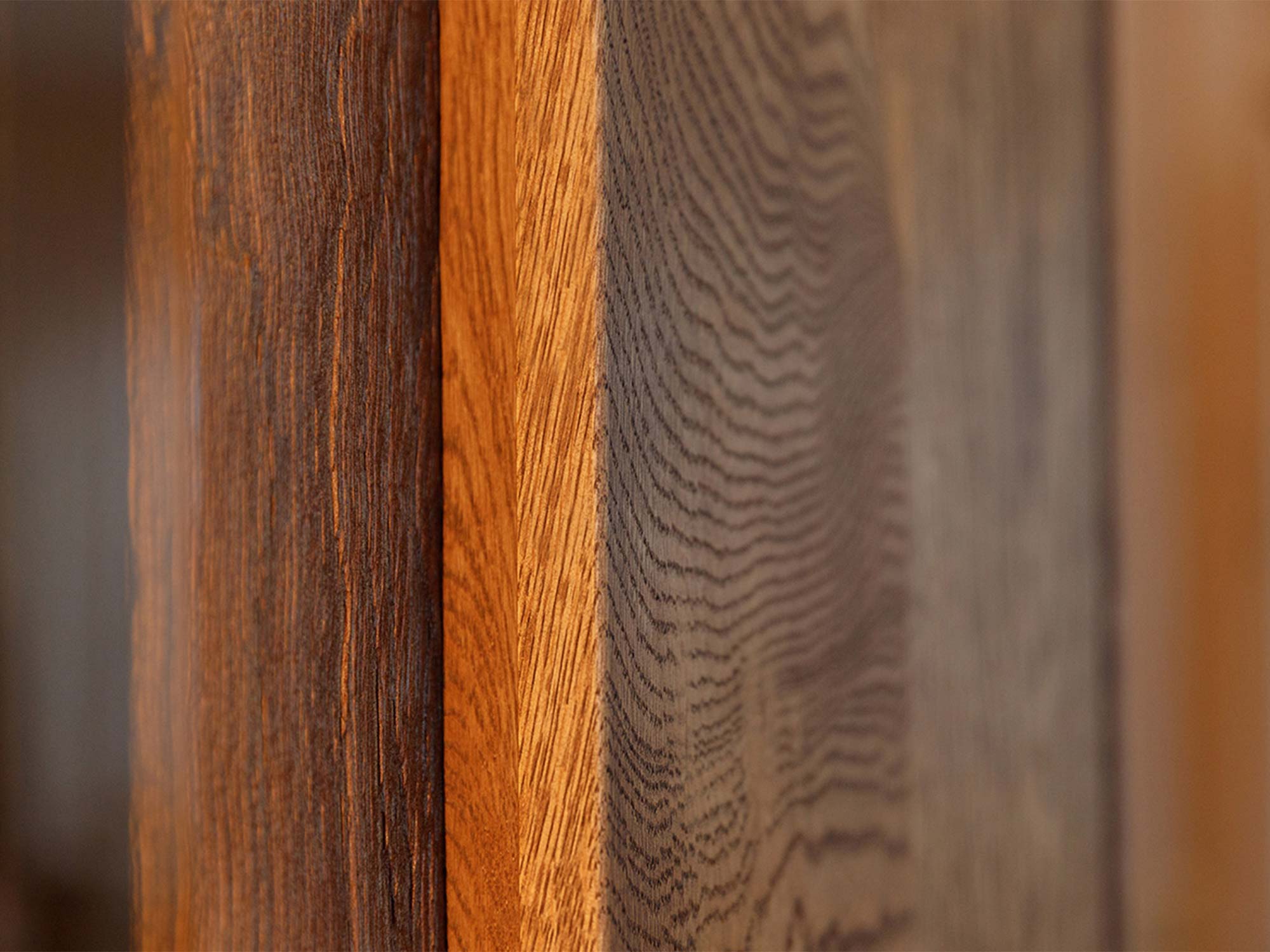 Detal usłojenia drewna witryny tabacco z podświetleniem LED zbliżenie