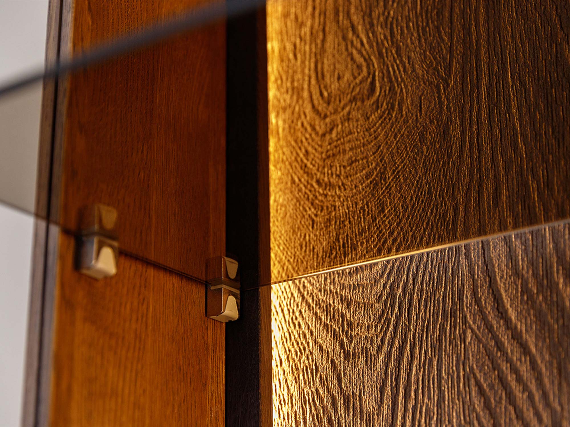 Detal mocowania szklanej półki witryny tabacco z usłojeniem drewna zbliżenie