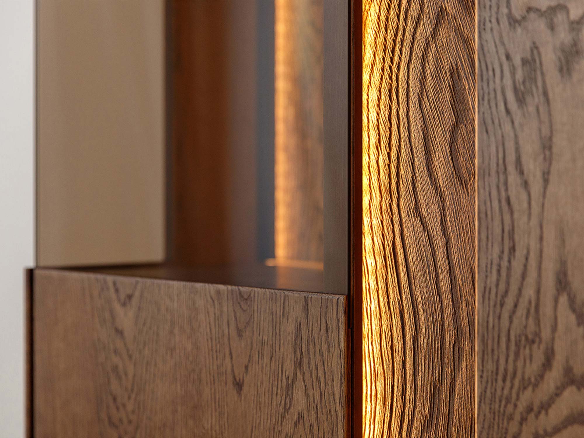 Detal witryny tabacco z podświetleniem LED i usłojeniem drewna dębowego