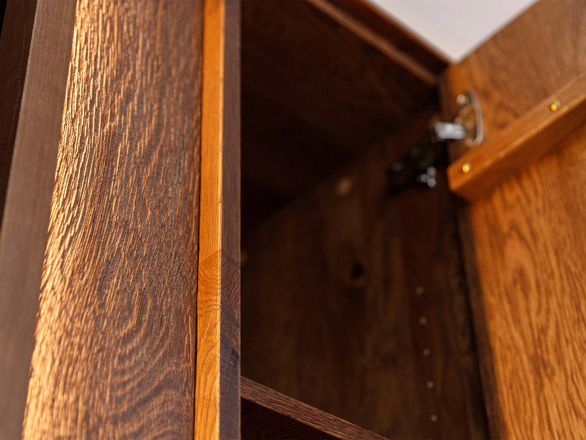 Wnętrze witryny tabacco z zawiasami drzwi i usłojeniem drewna