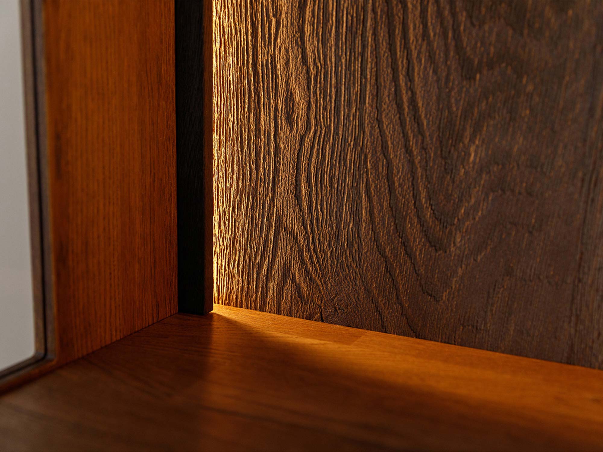 Detal usłojenia drewna witryny tabacco z podświetleniem LED zbliżenie