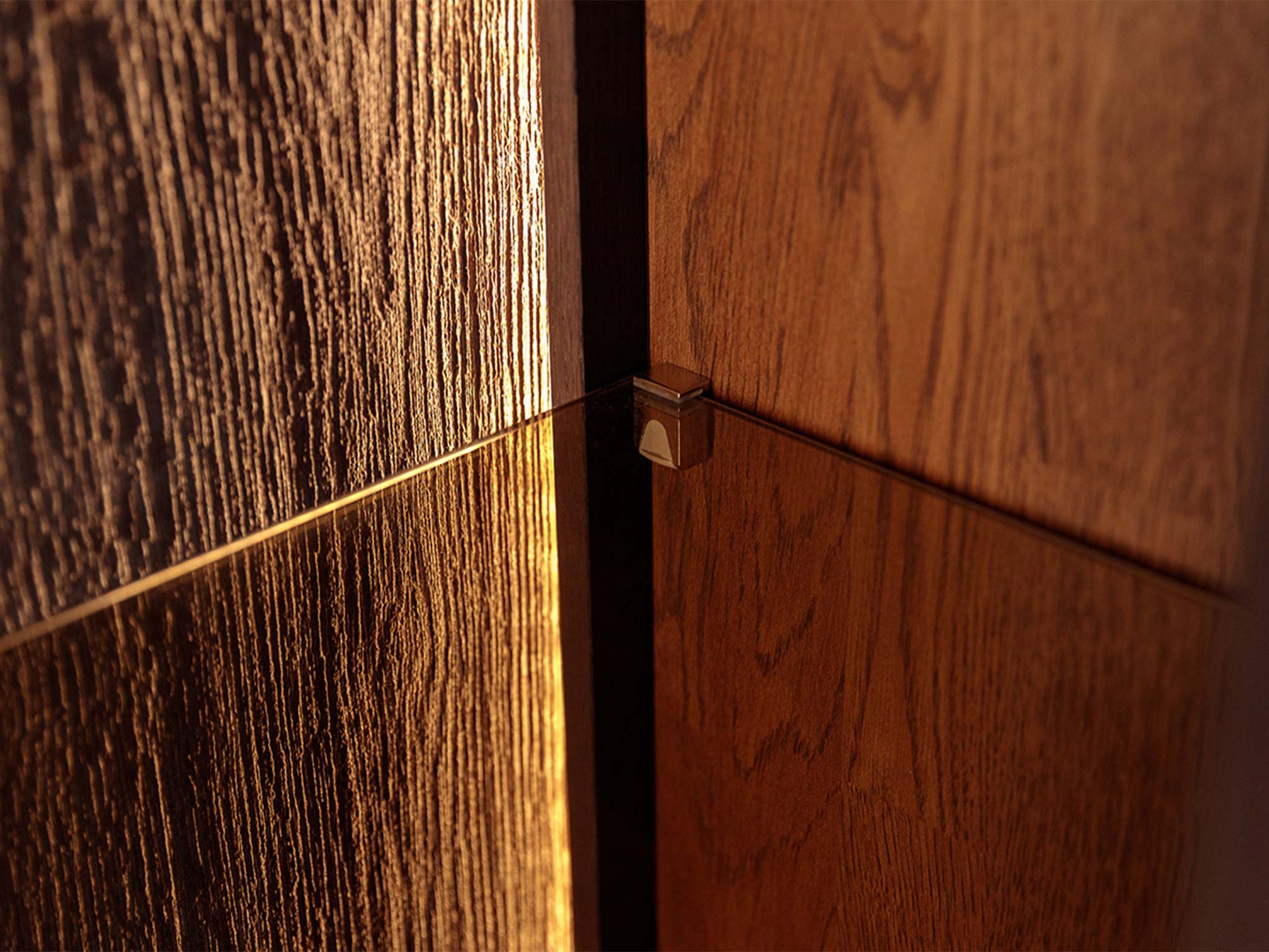 Detal mocowania szklanej półki witryny tabacco usłojenie drewna zbliżenie