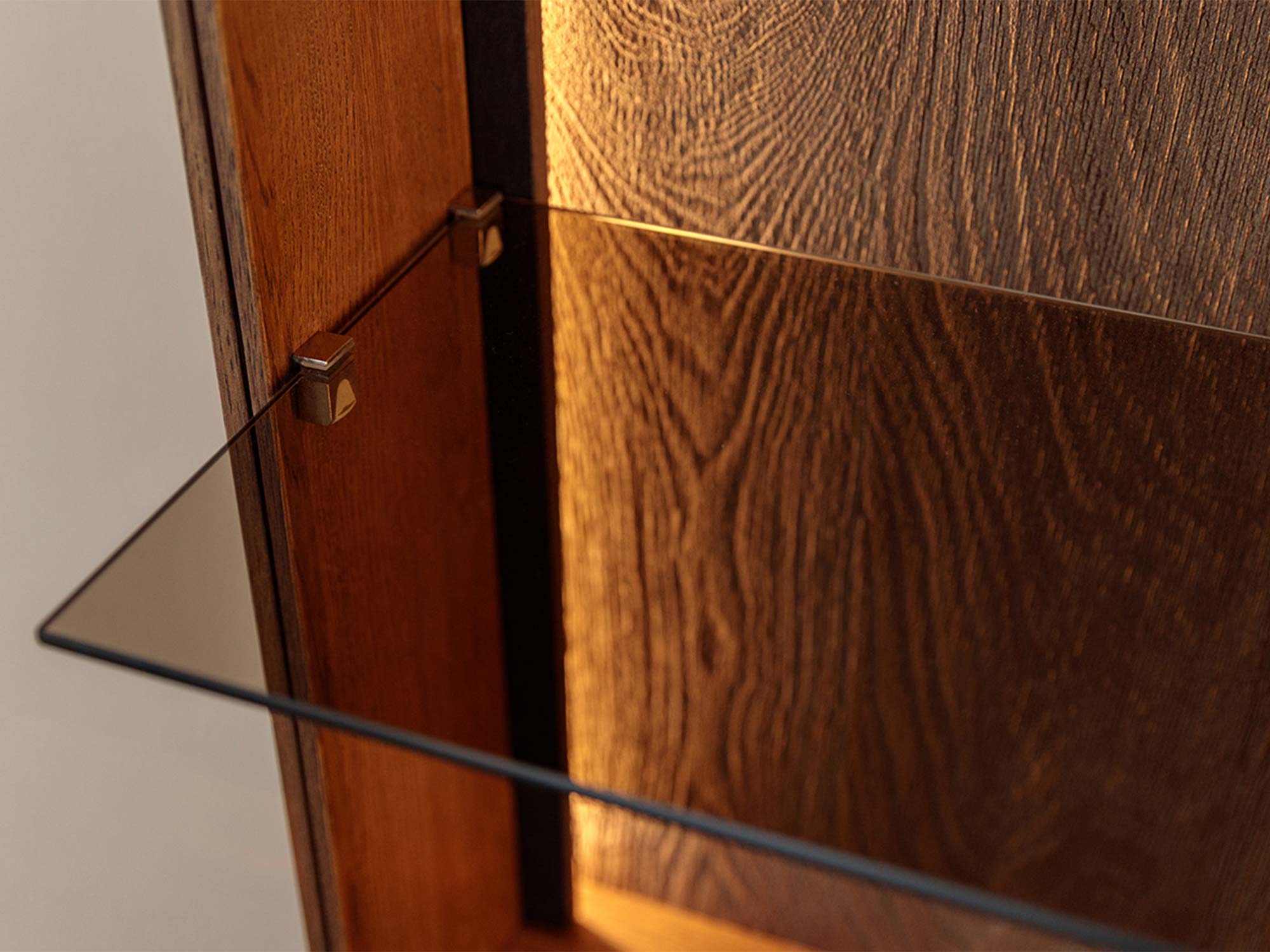 Detal mocowania szklanej półki witryny tabacco z podświetleniem LED