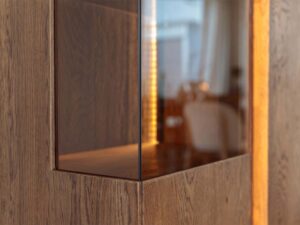 Miniatura 14 - Vitrína tabacco detail przeszklenia s LED podsvícením a kresba dřeva