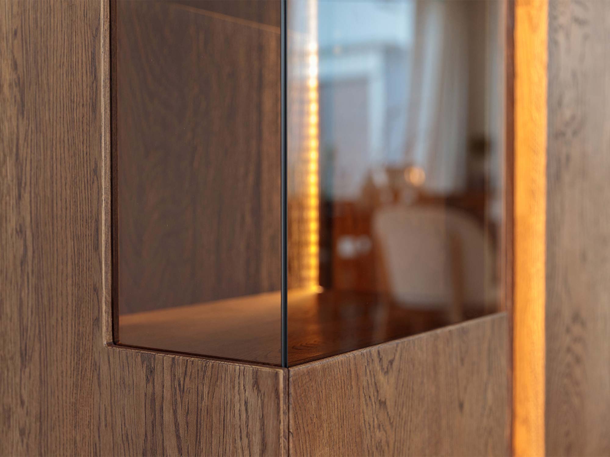Witryna tabacco detal przeszklenia z podświetleniem LED i usłojenie drewna