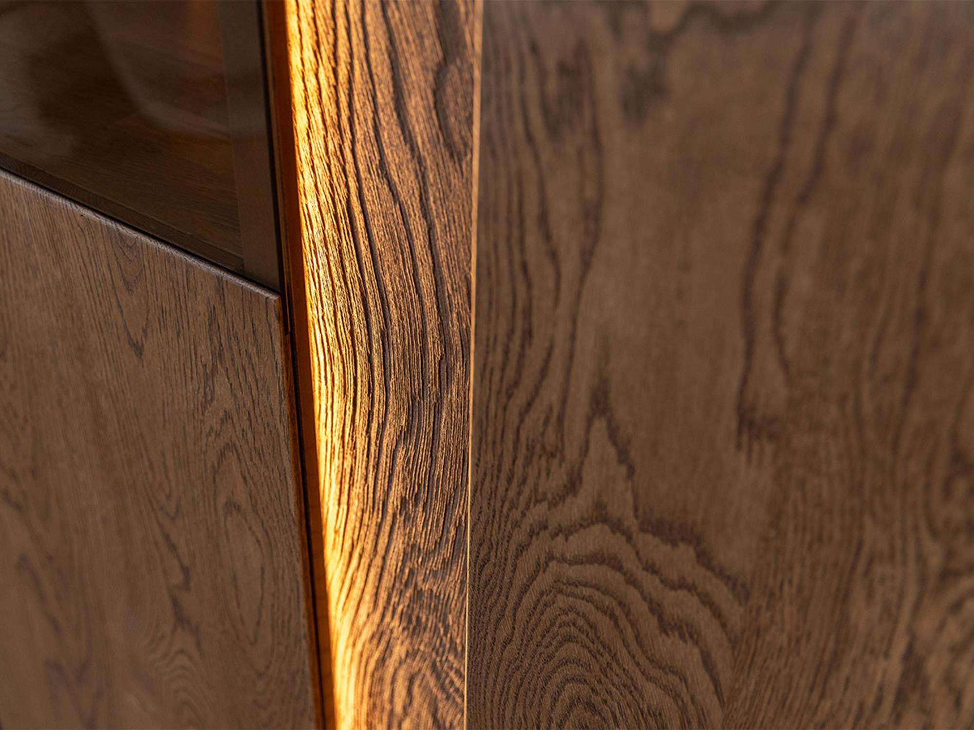 Detal witryny tabacco usłojenie drewna z pasem podświetlenia LED