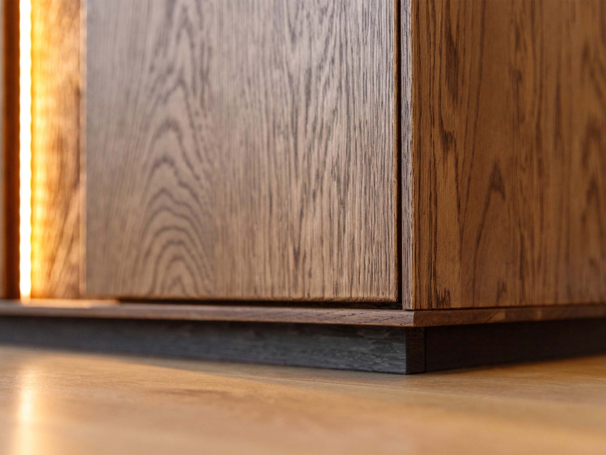 Detal dolnej części witryny tabacco z cokołem i podświetleniem LED