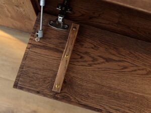Miniatura 5 - Detail výklopu komody tabacco s dřevěnou úchytkou, pantem a pístem