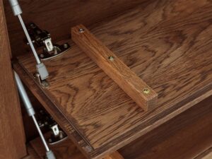 Miniatura 10 - Detail klapy komody tabacco s písty a kresbou dřeva dřeva detailní záběr