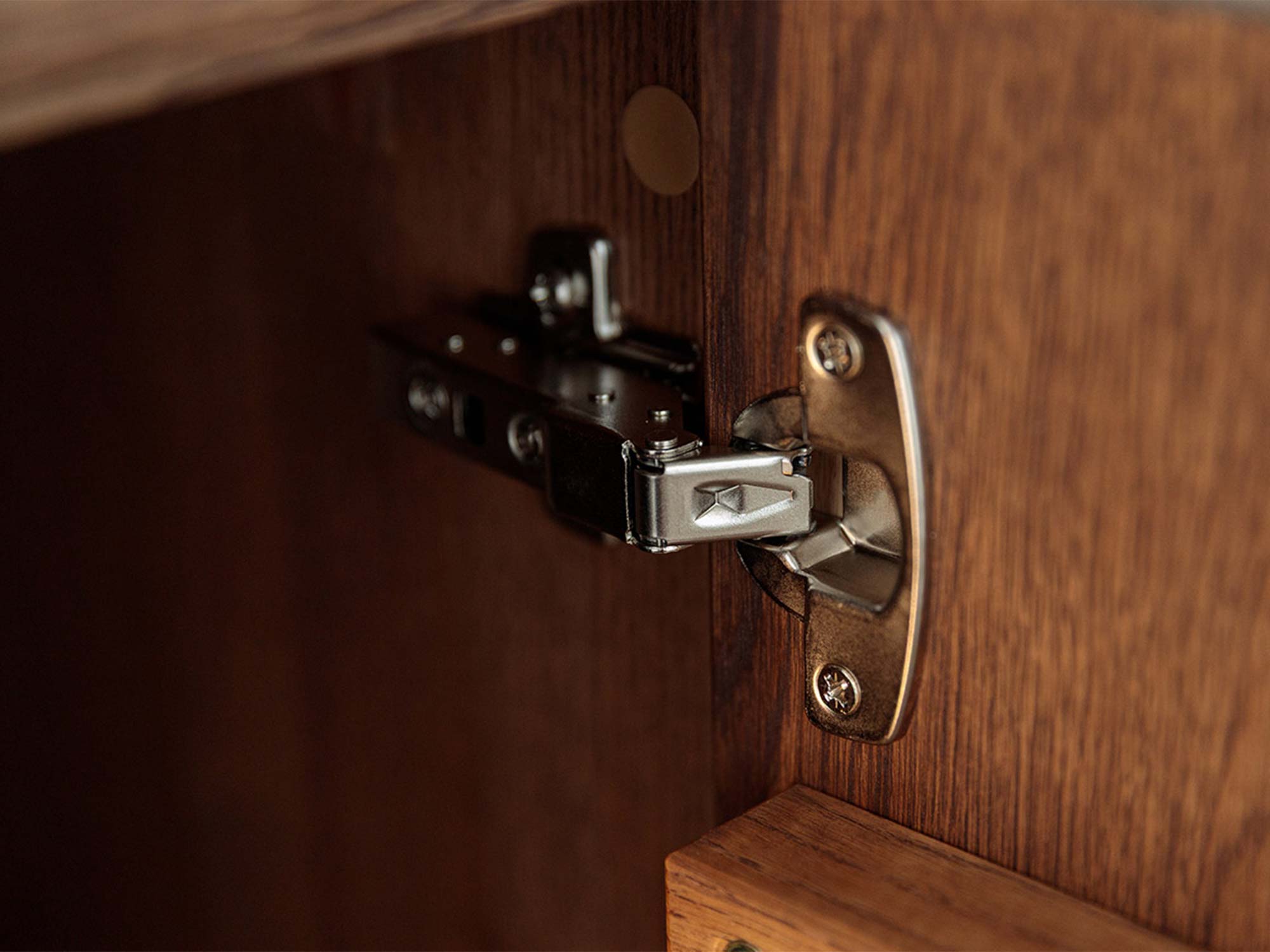 Detal zawiasu drzwi witryny tabacco z metalowym mechanizmem zbliżenie