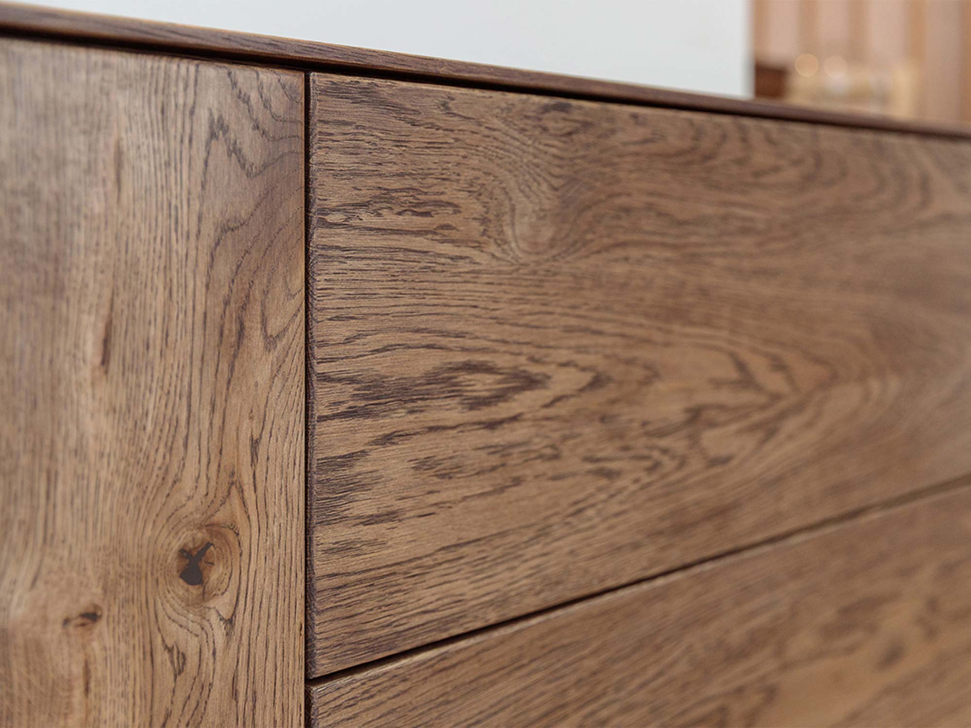 Detal frontów szuflad komody tabacco z naturalnym usłojeniem dębu