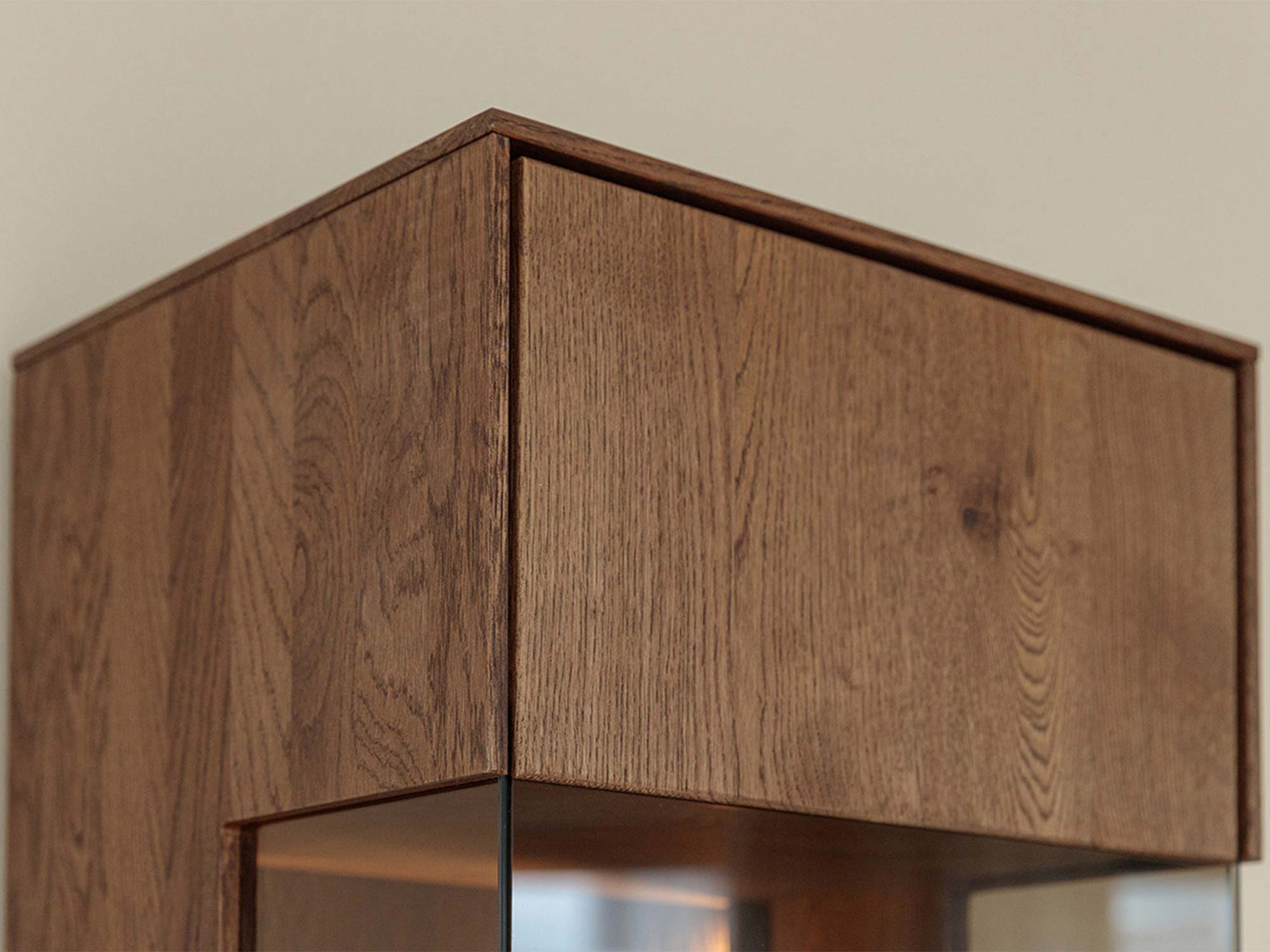 Górna część witryny tabacco detal usłojenia drewna dębowego