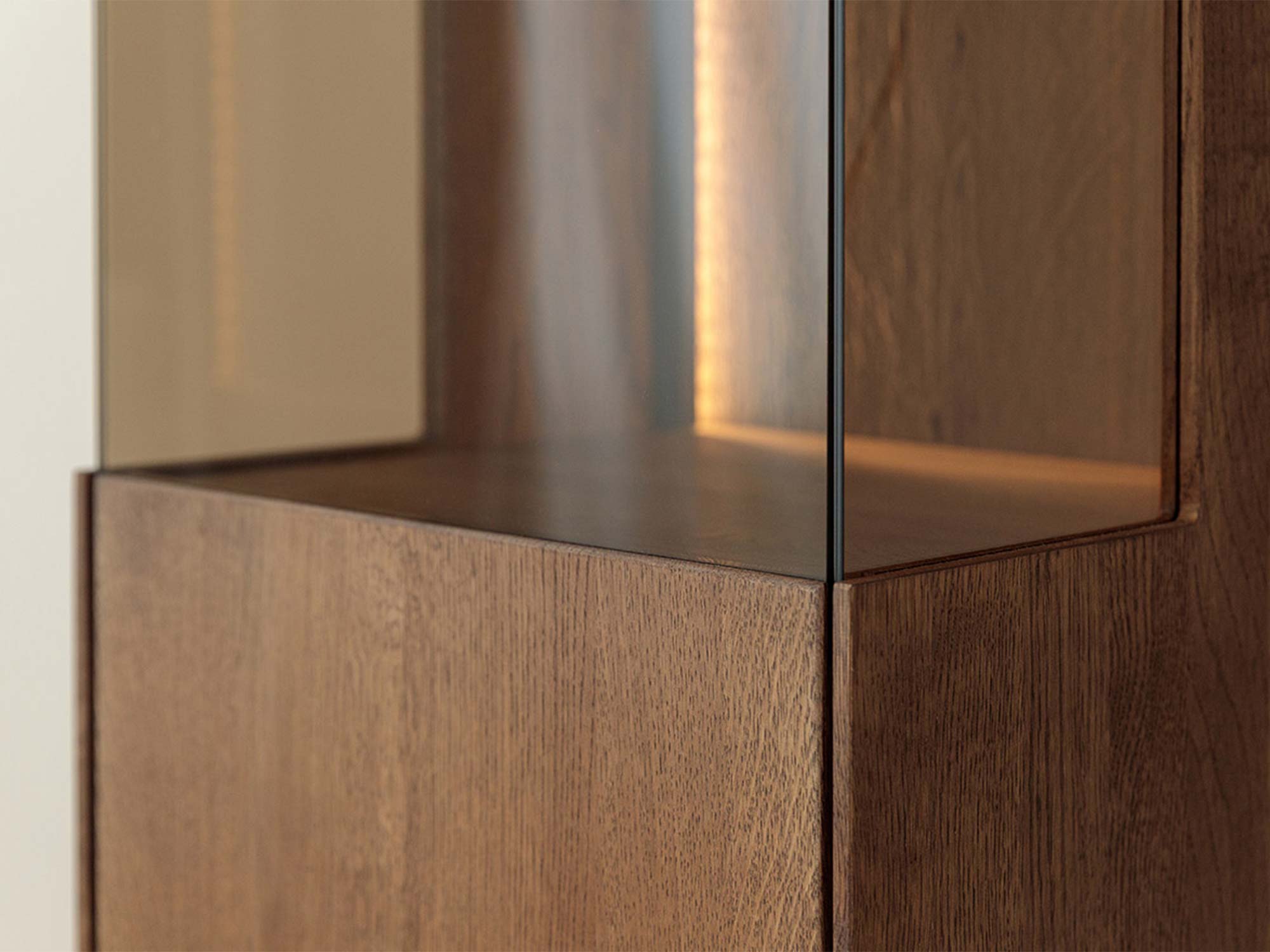 Detal szklanych drzwi witryny tabacco z podświetleniem LED zbliżenie