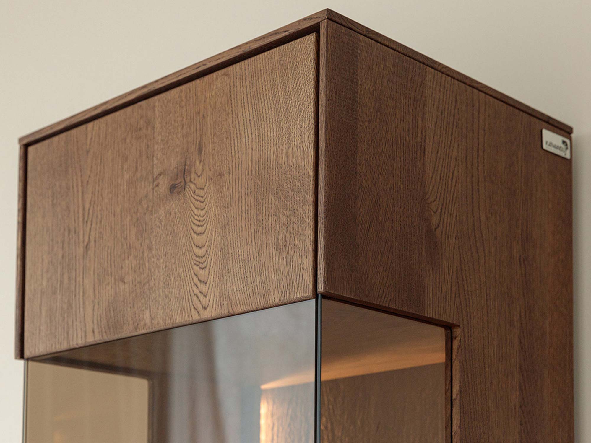 Górna część witryny tabacco z usłojeniem drewna i przeszkleniem