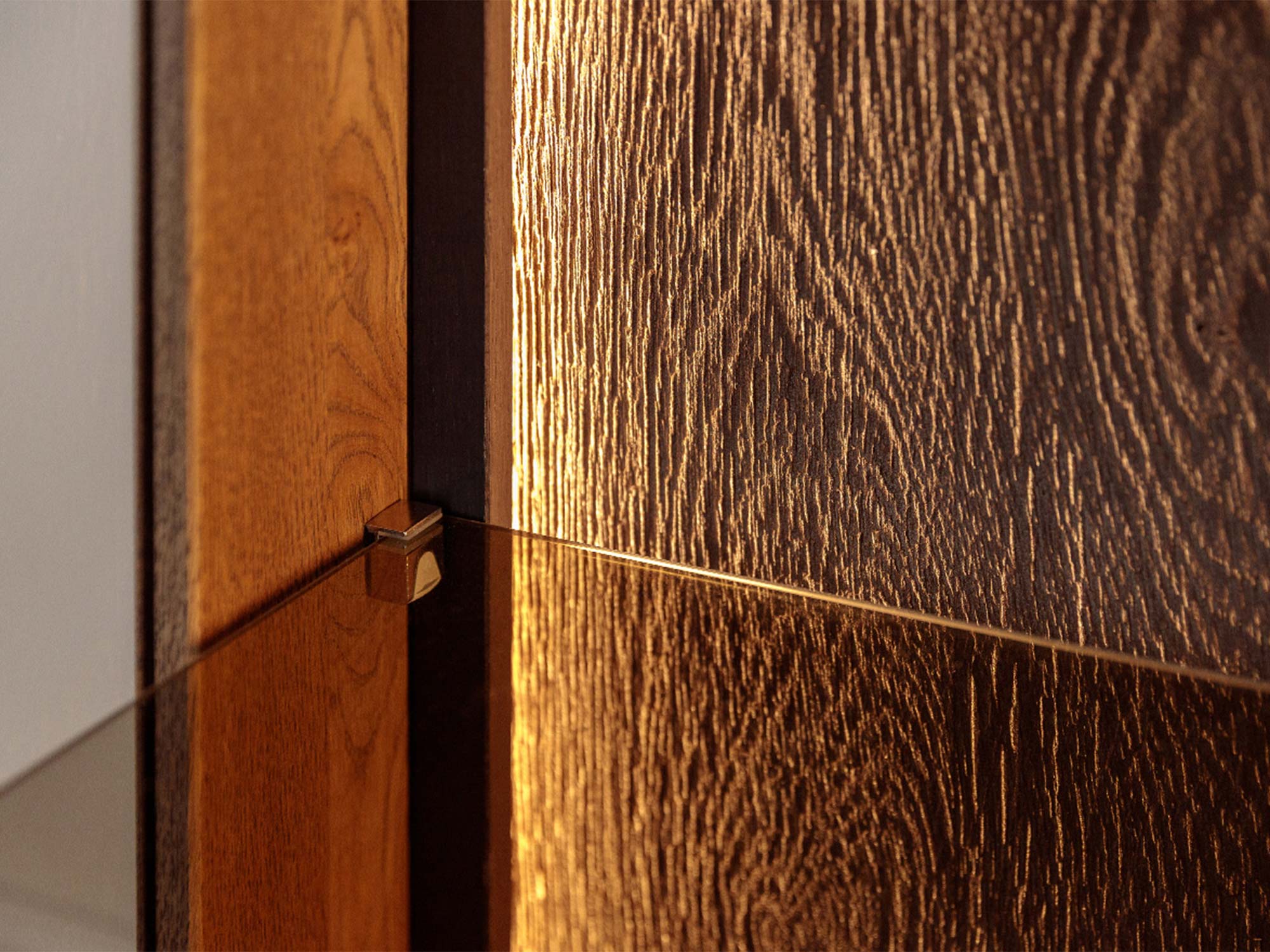 Detal drzwi witryny tabacco z usłojeniem drewna i podświetleniem LED