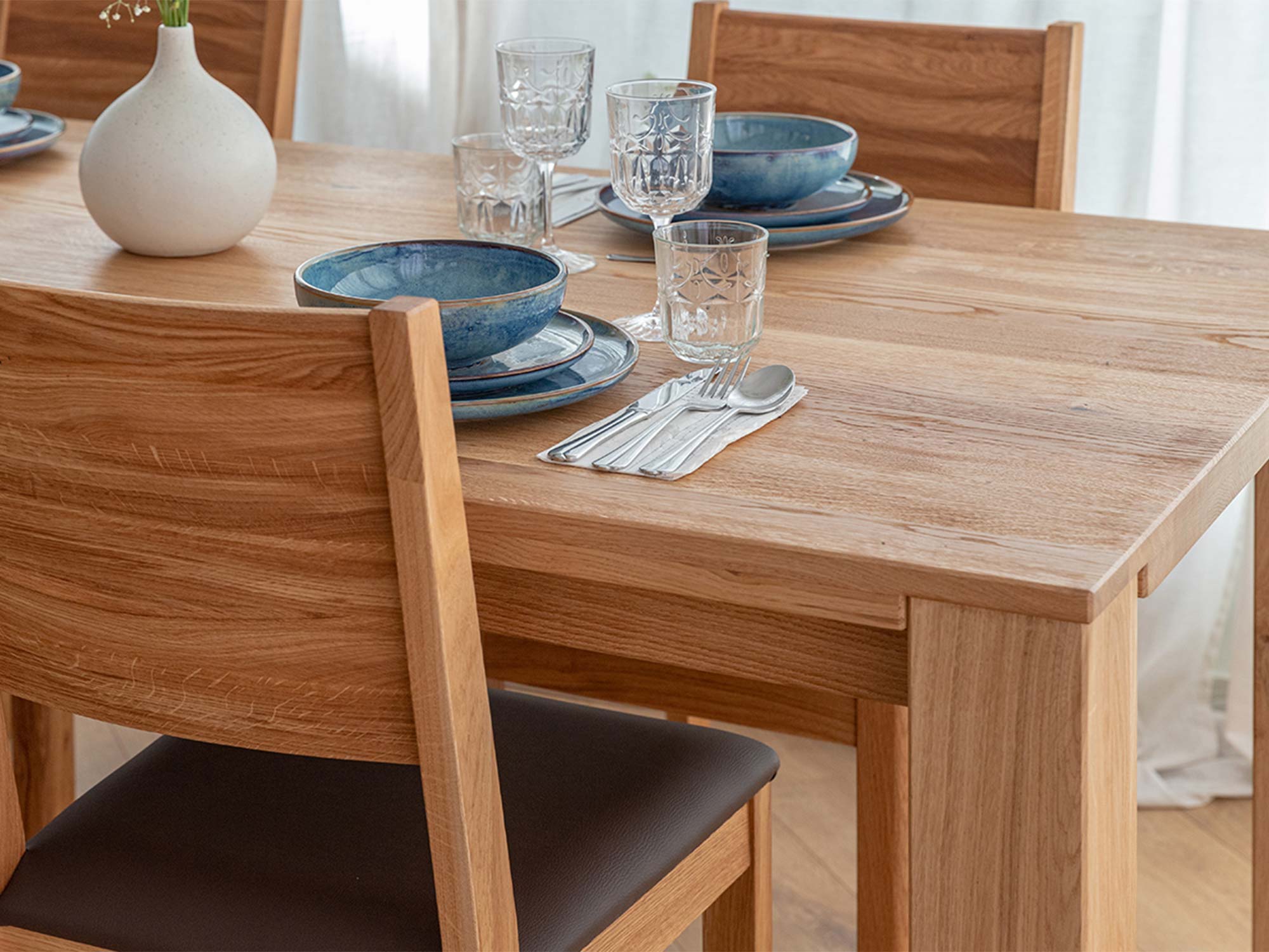 Stół dębowy w aranżacji jadalni z krzesłem i nakryciem zbliżenie