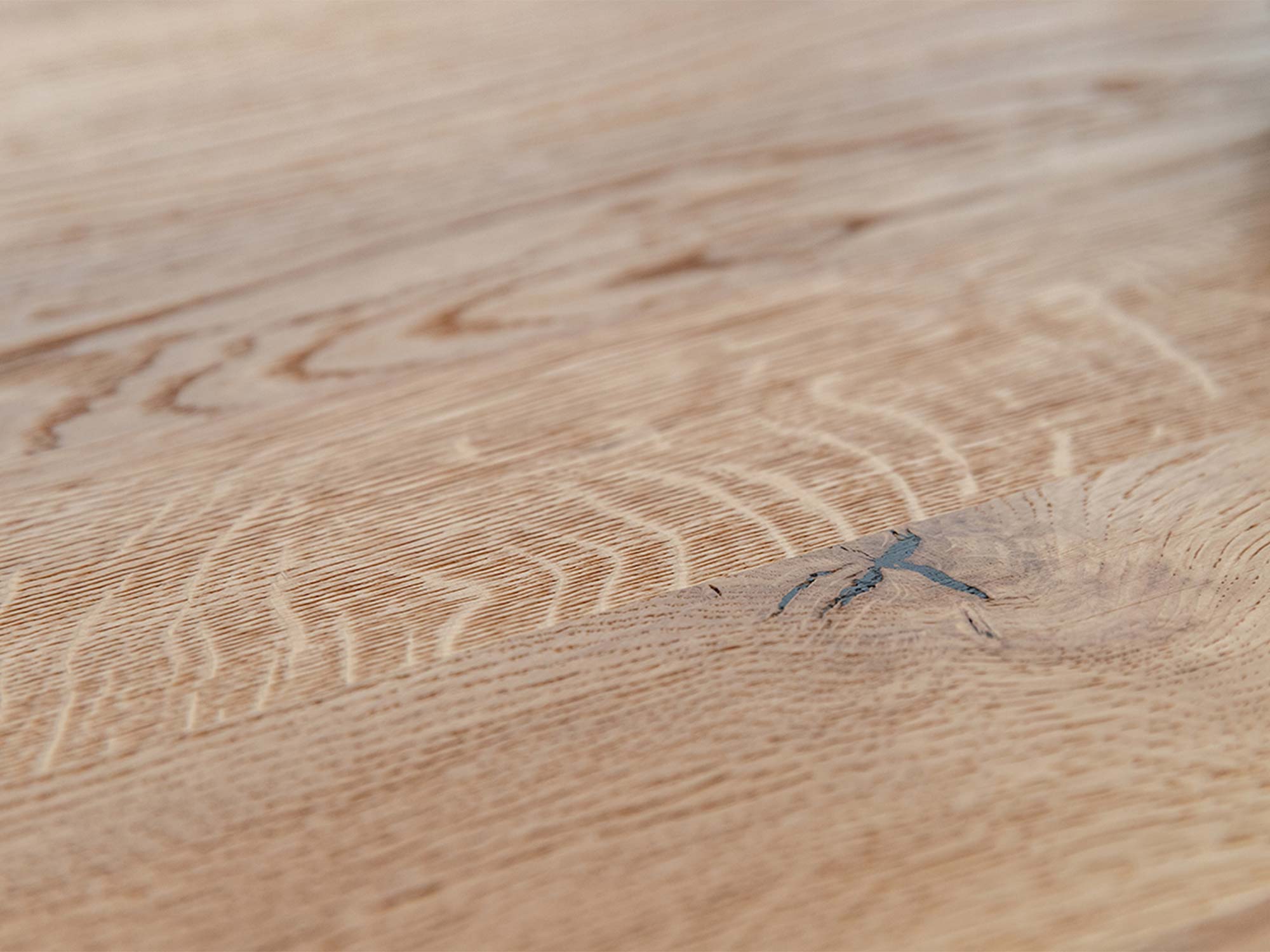 Detal usłojenia drewna dębowego blatu stołu z sękiem