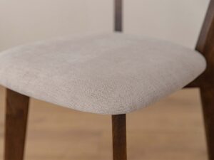 Miniatura 4 - Detail čalouněnégo siedziska béžového židle s viditelnou texturou látky