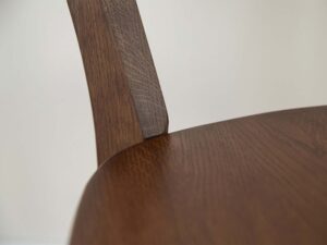 Miniatura 9 - Detail konstrukce nohy židle dubového ciemnego z kresbou dřeva