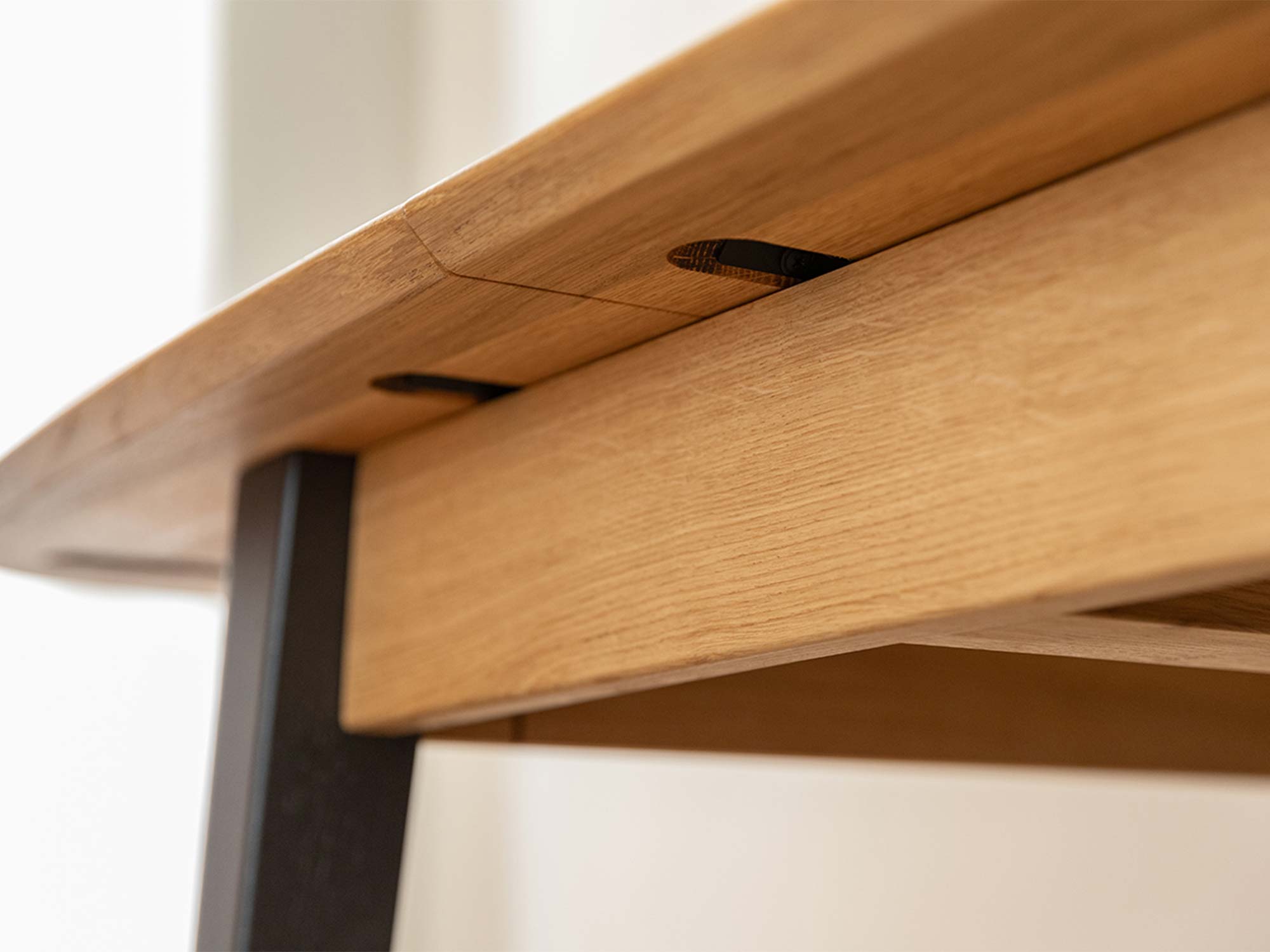 Detal konstrukcji blatu stołu dębowego z ciemną nogą usłojenie