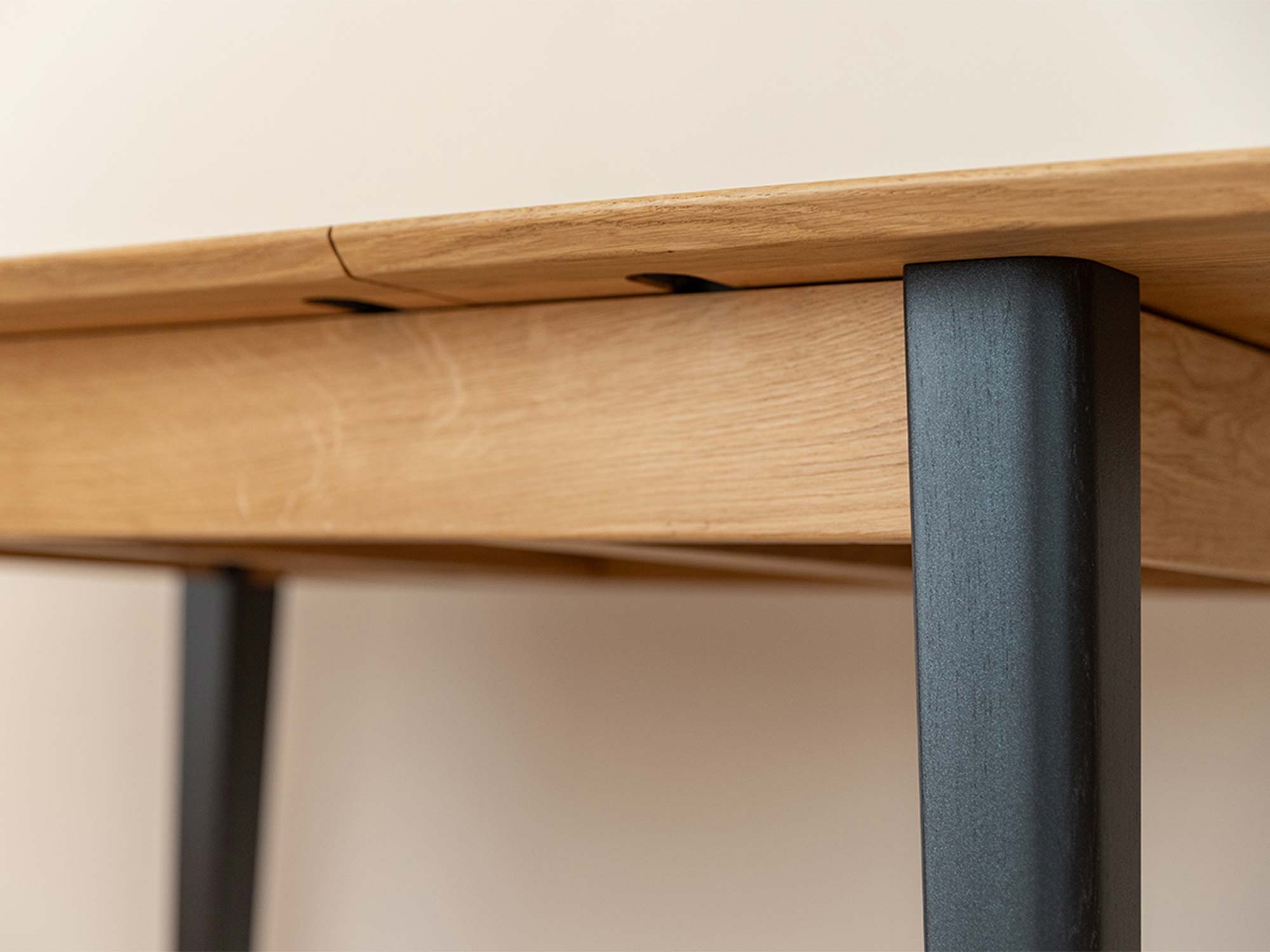 Detal mocowania ciemnej nogi do blatu stołu dębowego zbliżenie