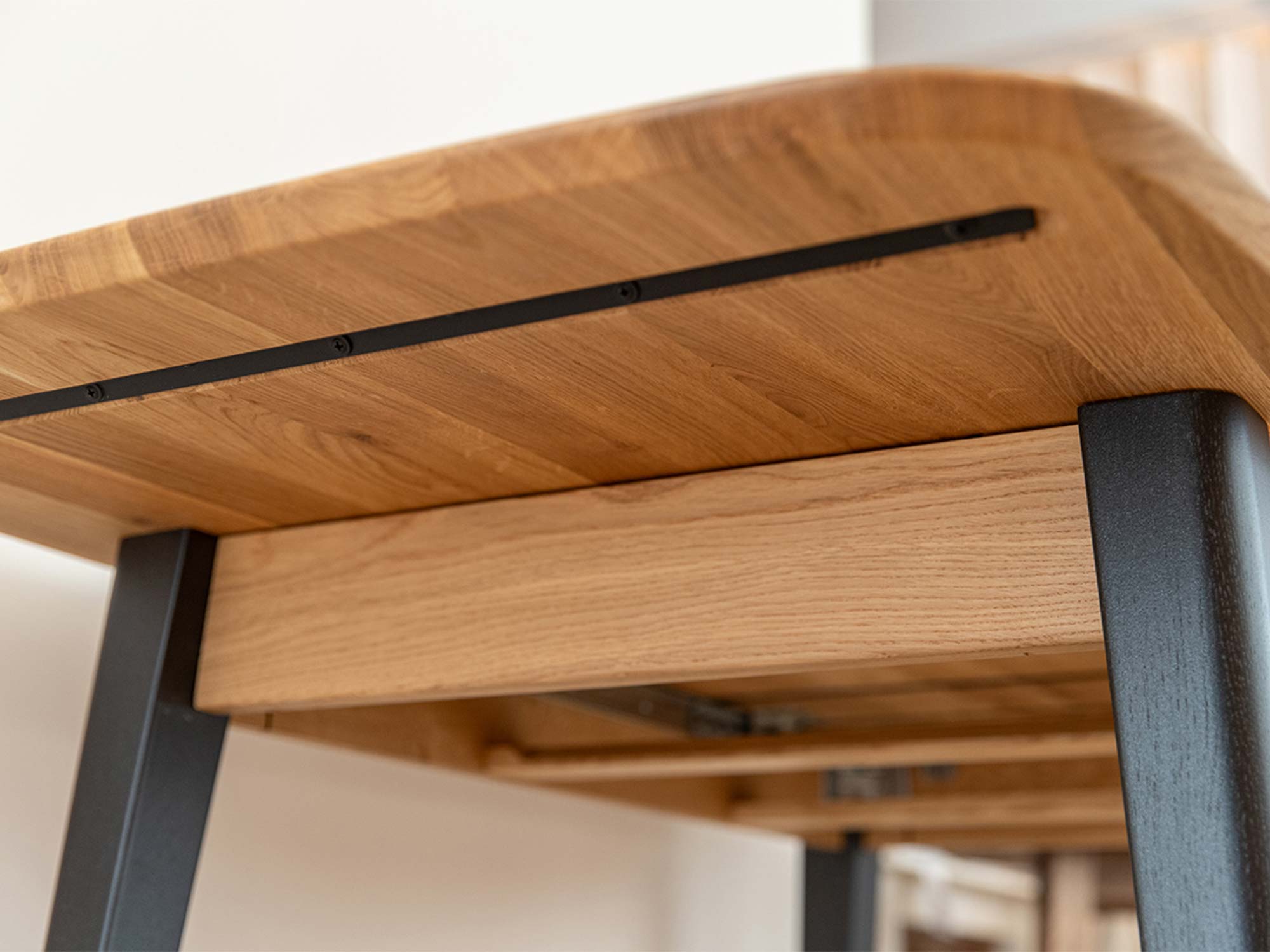 Detal narożnika blatu stołu dębowego z ciemną nogą usłojenie