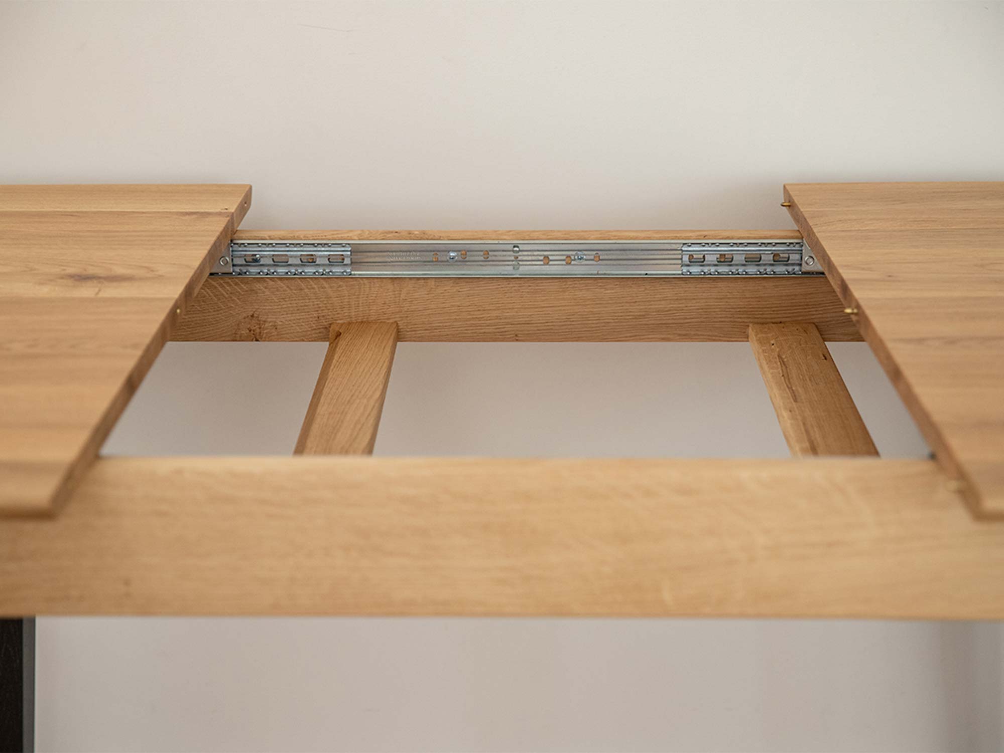 Stół dębowy z ciemnymi nogami rozkładany mechanizm z prowadnicą